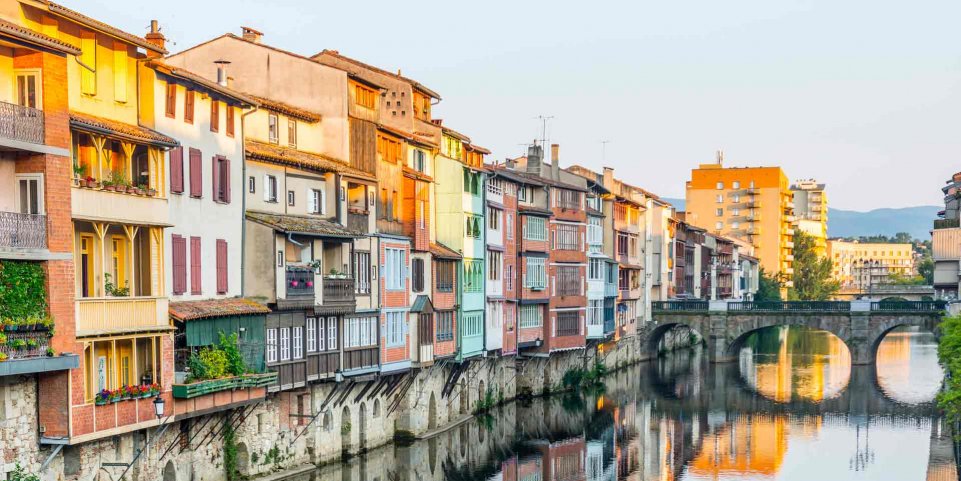Maisons sur la berge de l'Agoût Castres