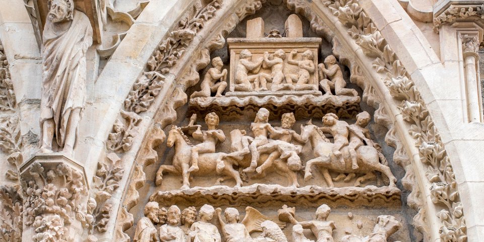 Un gros plan sur la façade de la cathédrale de Reims