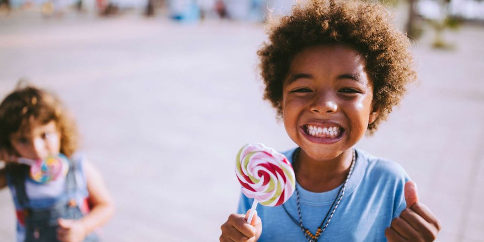 Enfants heureux avec sucette coloree