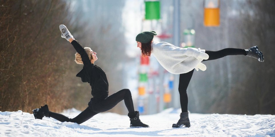 Deux femmes font du yoga sur neige