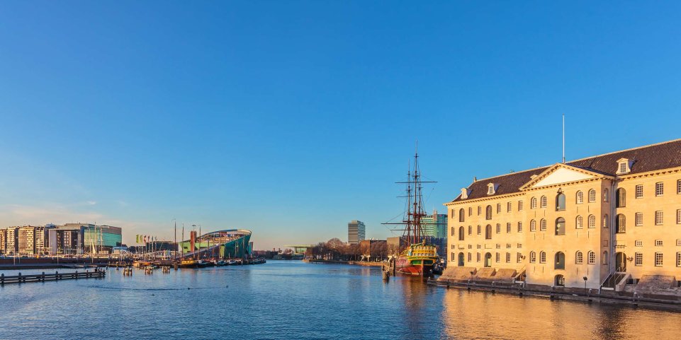 Vue sur le musée de la navigation à Amsterdam 