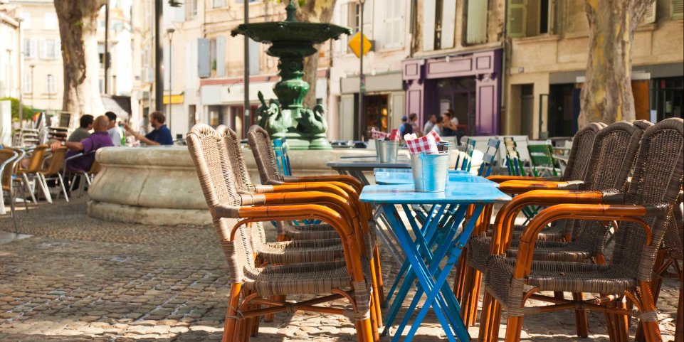 Terrasse de café sur la place  à Avignon