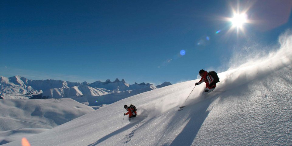 Des skieurs dans la poudreuse, dans les hauteurs de Flaine (Haute-Savoie)