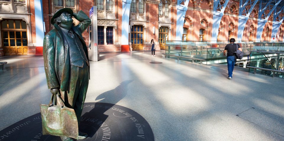 Statue dans la gare de Saint-Pancras à Londres