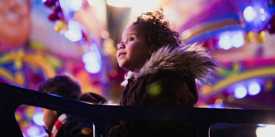 Une enfant dans un manège