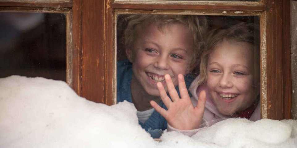 deux enfants dans un chalet neige