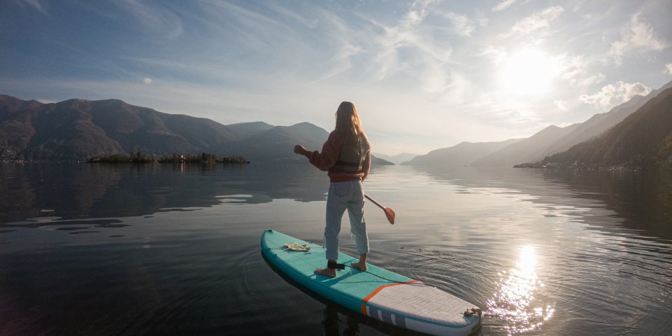 Femme sur un paddle en hiver