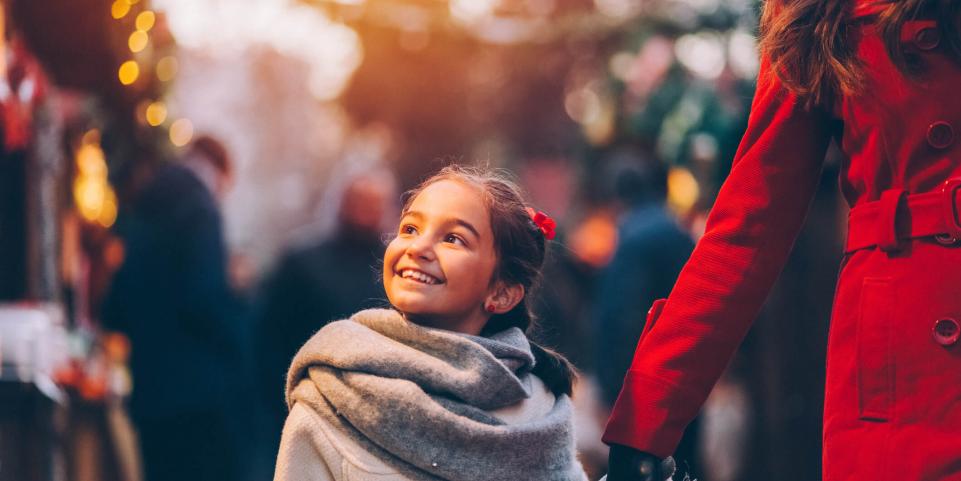 Fillette dans un marché de Noël