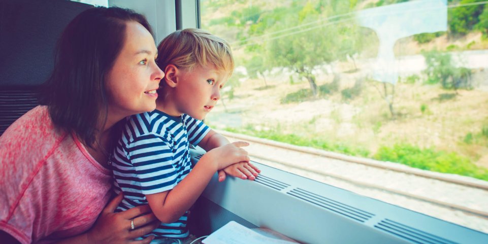 Mère et son fils dans le train