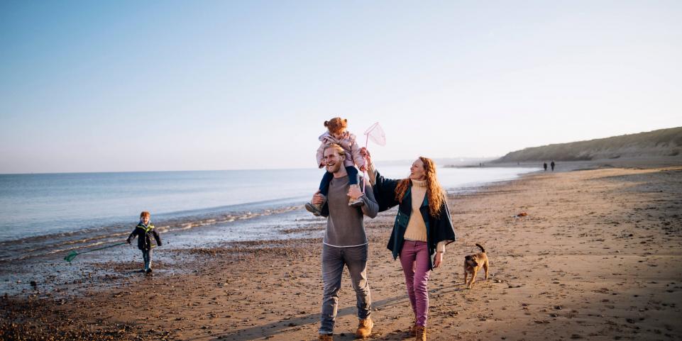 Famille sur la plage en hiver