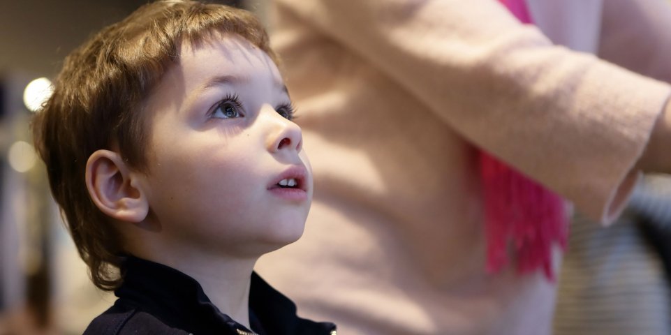 Enfant garçon regarde en l'air