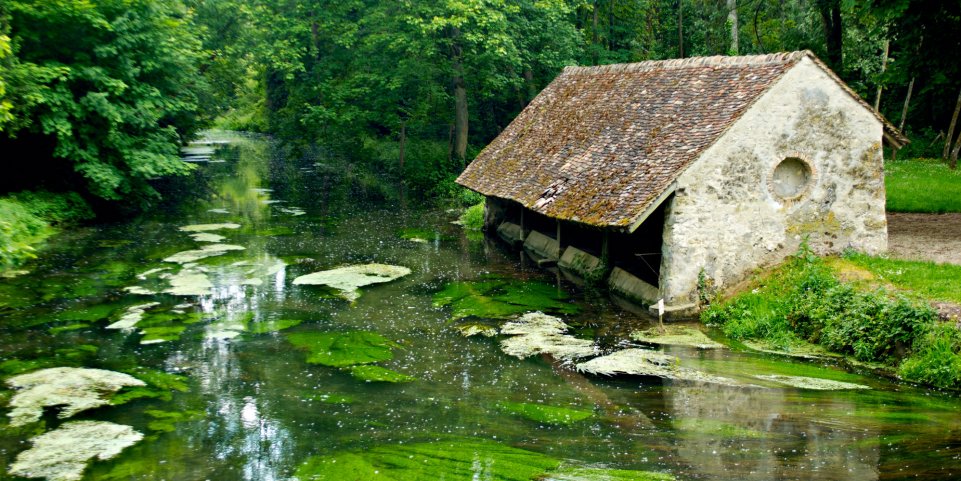 Le lavoir en bord de Juine à Méréville, près de Nancy
