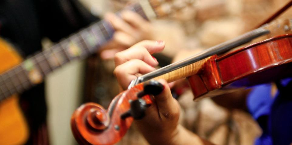 Joueurs de musique : violon et guitard