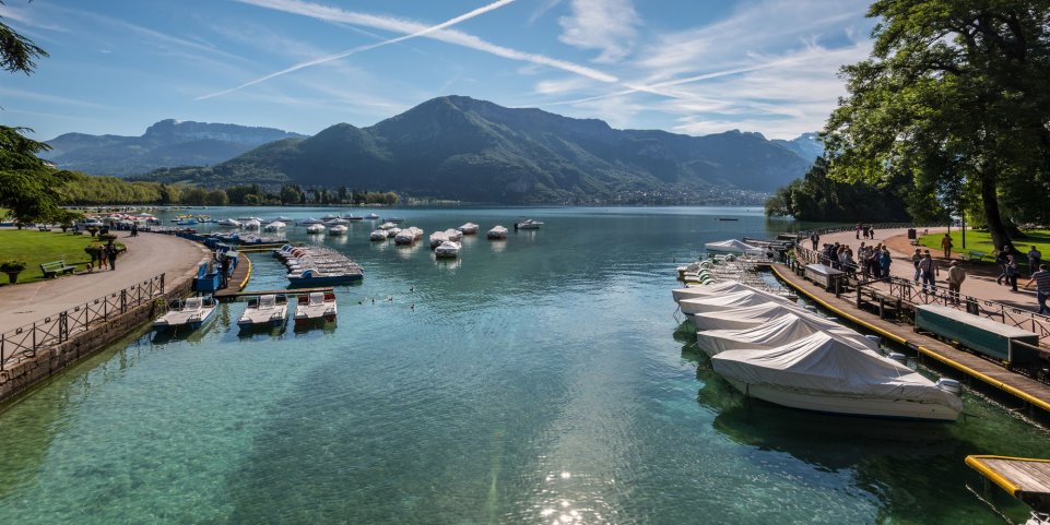 Pédalos et bateaux sur le lac d'Annecy