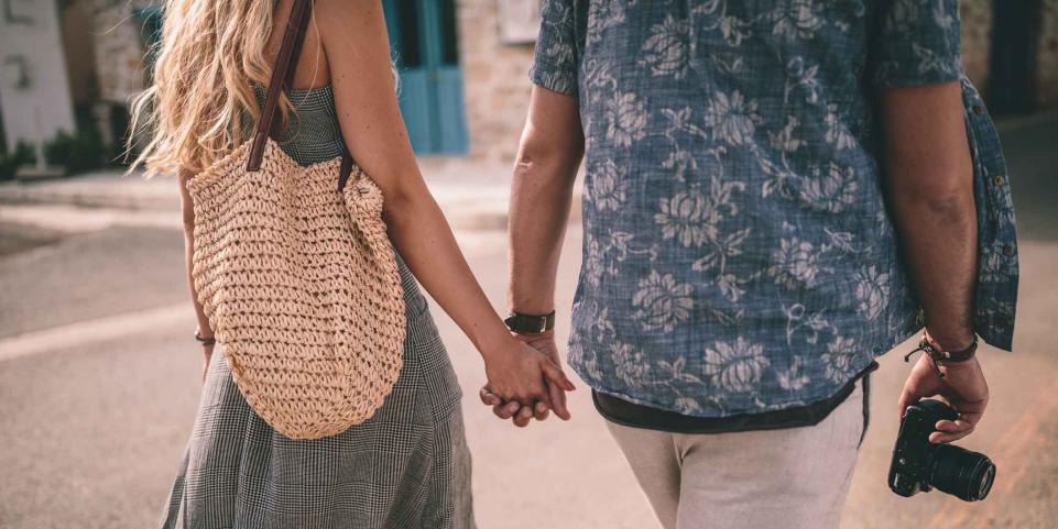 couple ballade dans la ville 