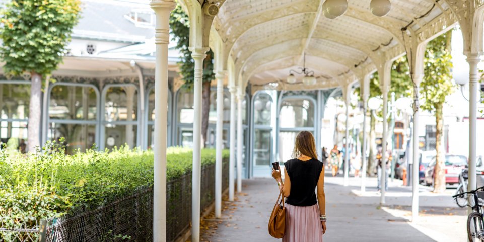 Femme qui se promène à Vichy