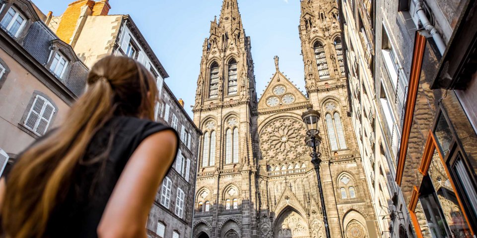 Femme devant la cathédrale de CLermont-Ferrand