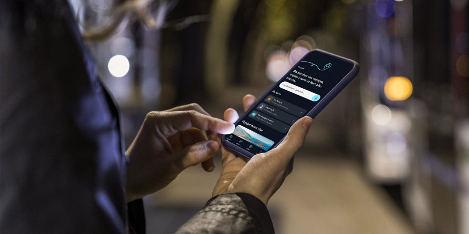Personne consultant son application SNCF Connect sur son smartphone