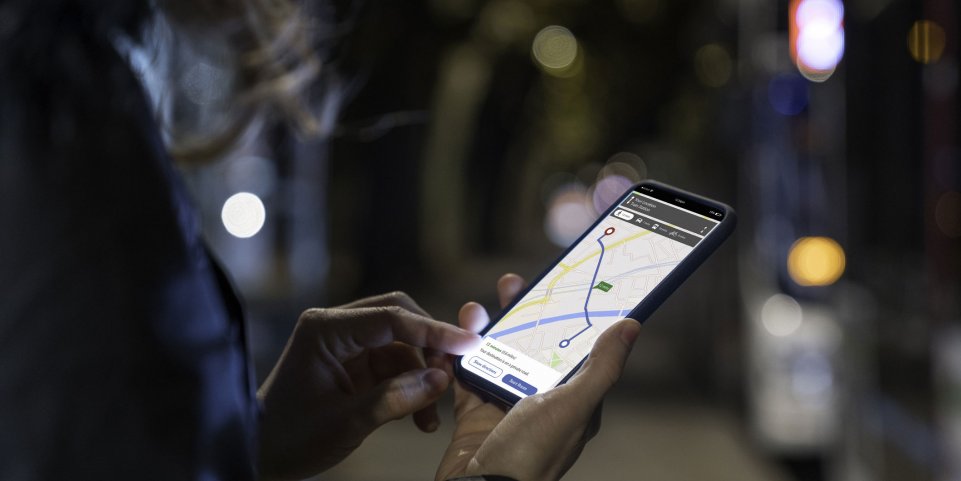 Voyageur tenant son téléphone de nuit