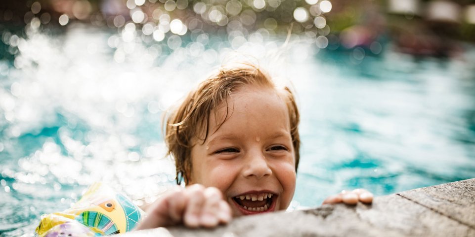 Un enfant dans une piscine
