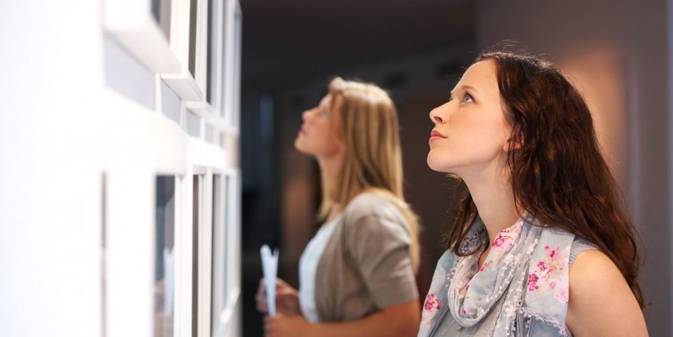 Femme au musée devant des tableaux