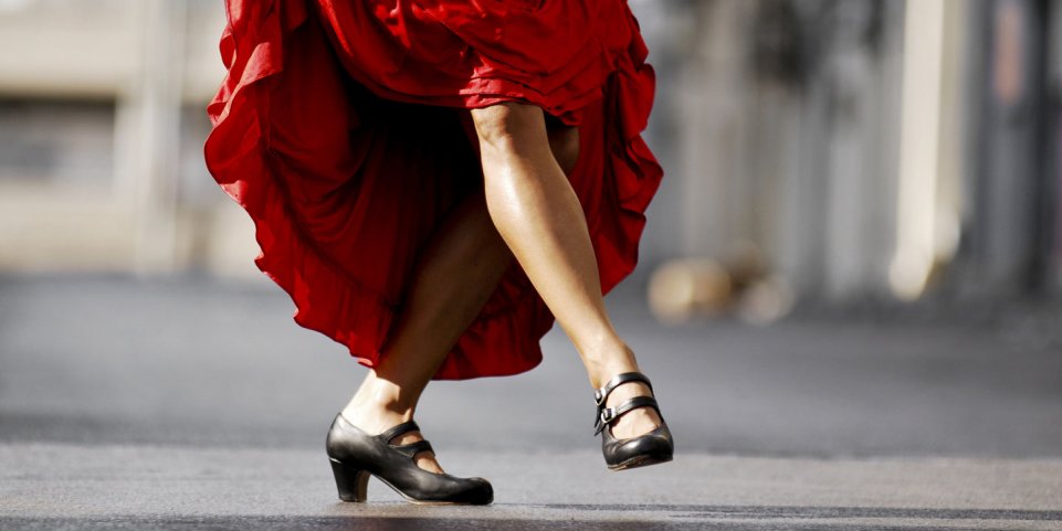 Les jambes d'une femme en robe rouge qui danse du Flamenco