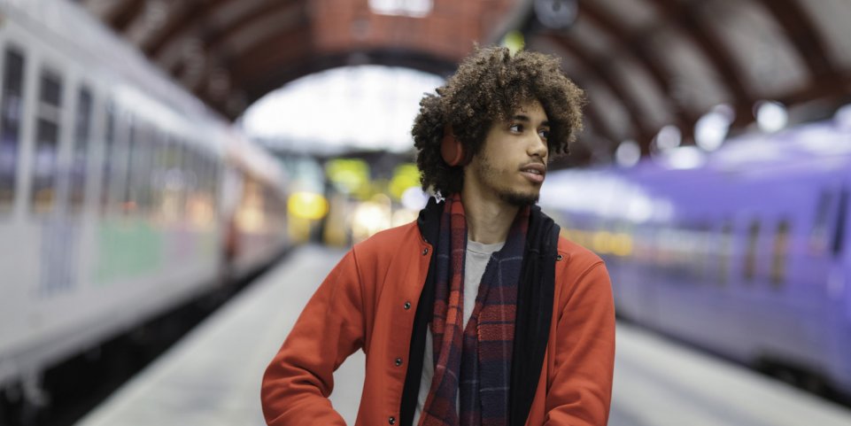 Jeune homme sur un quai de train