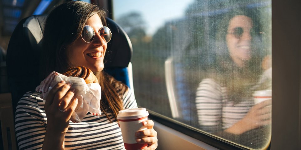 Jeune voyageuse en train