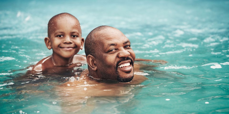 Père et fils dans la piscine