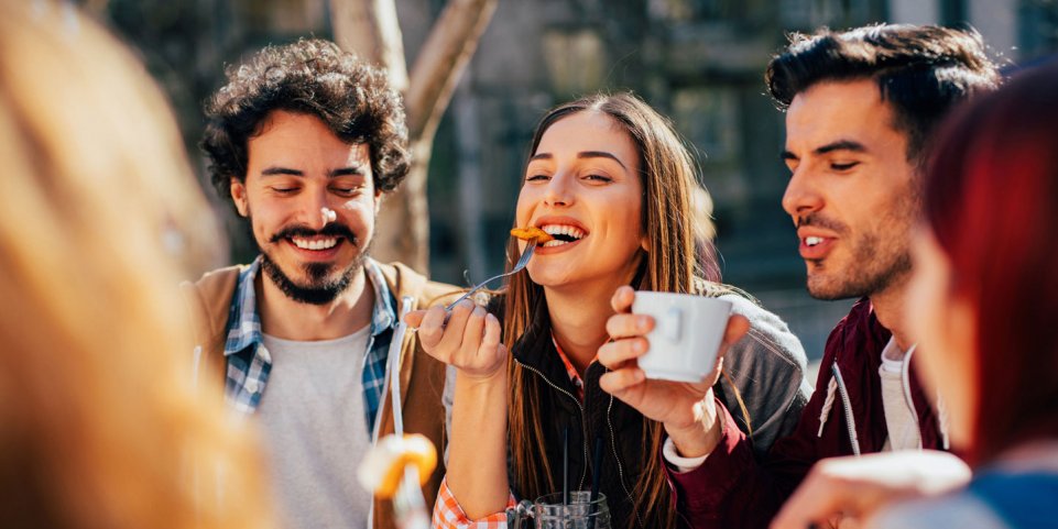 Manger entre amis en terrasse