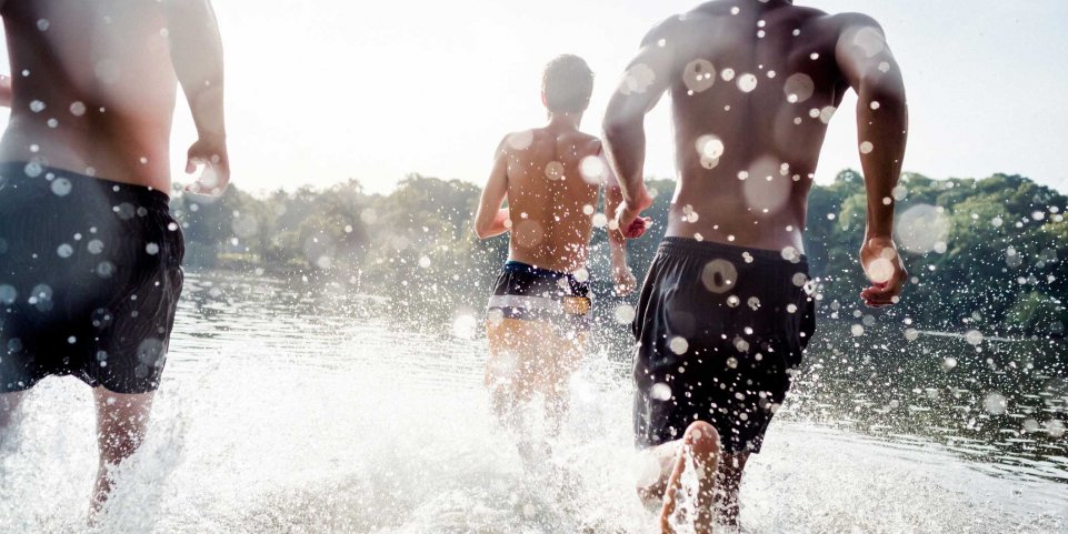 courir dans l'eau du lac 