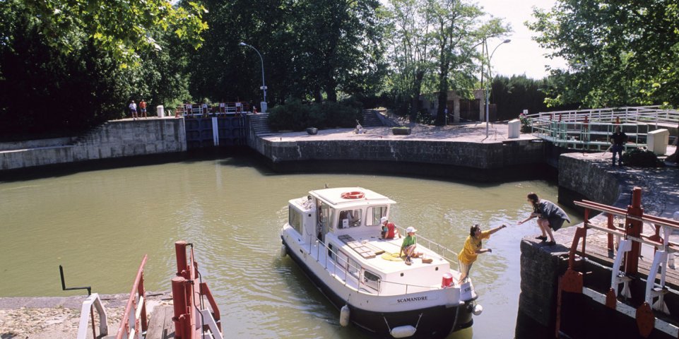 Péniche sur écluse circulaire vers Agde sur le Canal du Midi