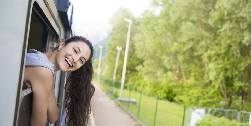 Fille à la fenêtre d'un train