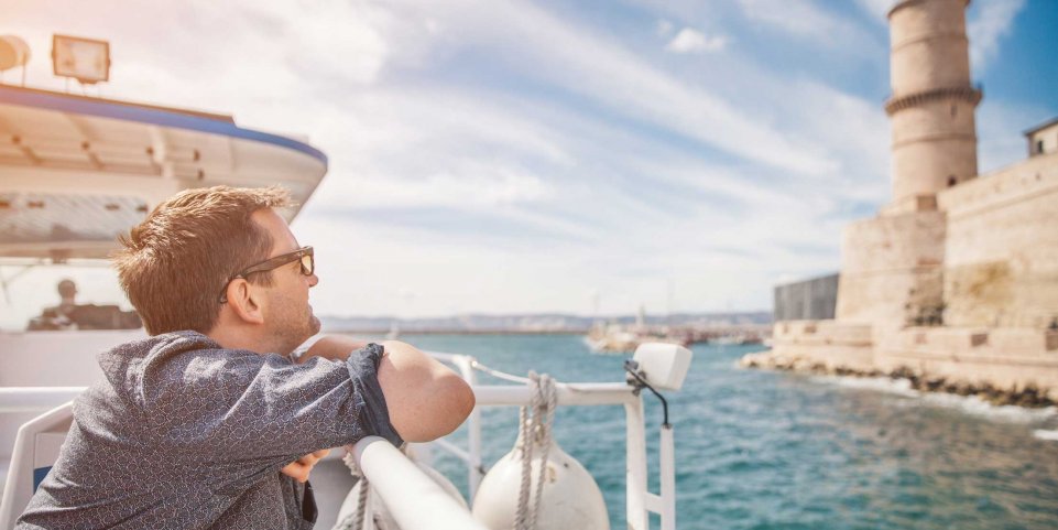 homme sur vieux port de marseille 