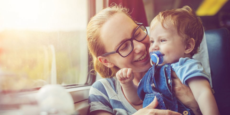 Une mère et son fils heureux dans le train