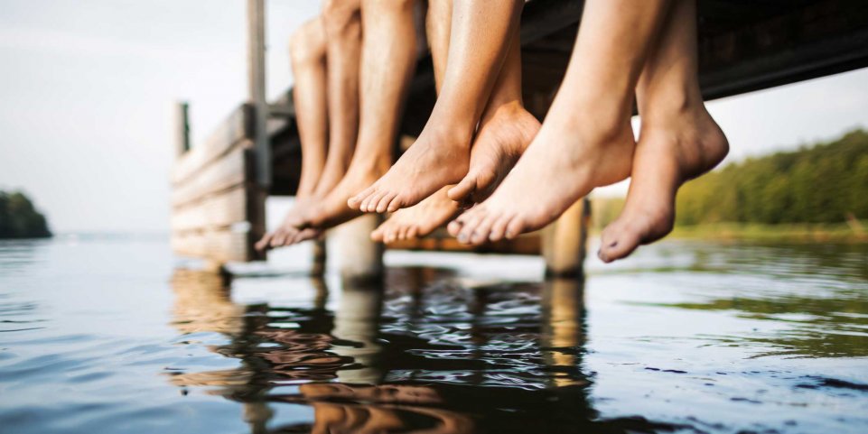 pieds dans l'eau 
