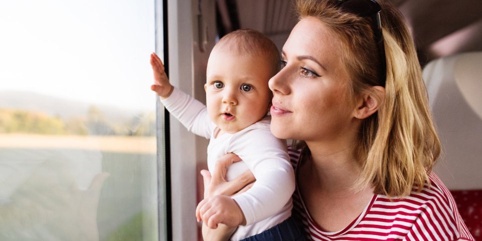 Une mère et son enfant dans le train