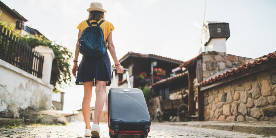 Une touriste avec une valise