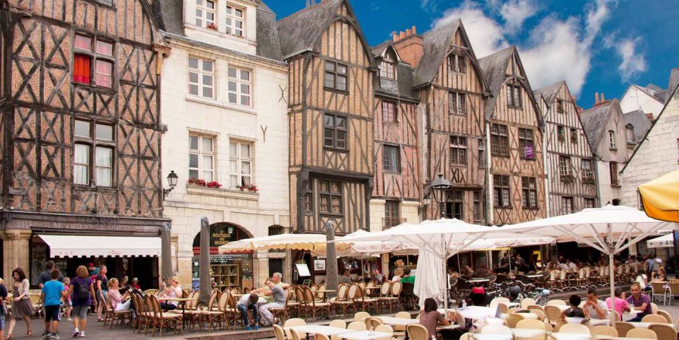 Des terrasses sur la place Plumereau à Tours