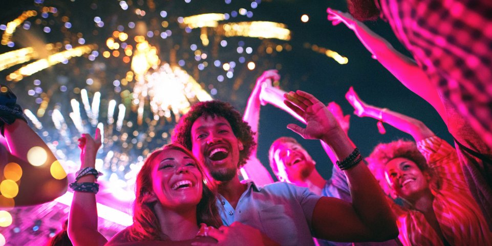 amis qui dansent sous un feu d'artifice