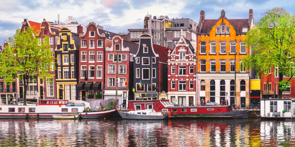 Maisons au bord des canaux à Amsterdam