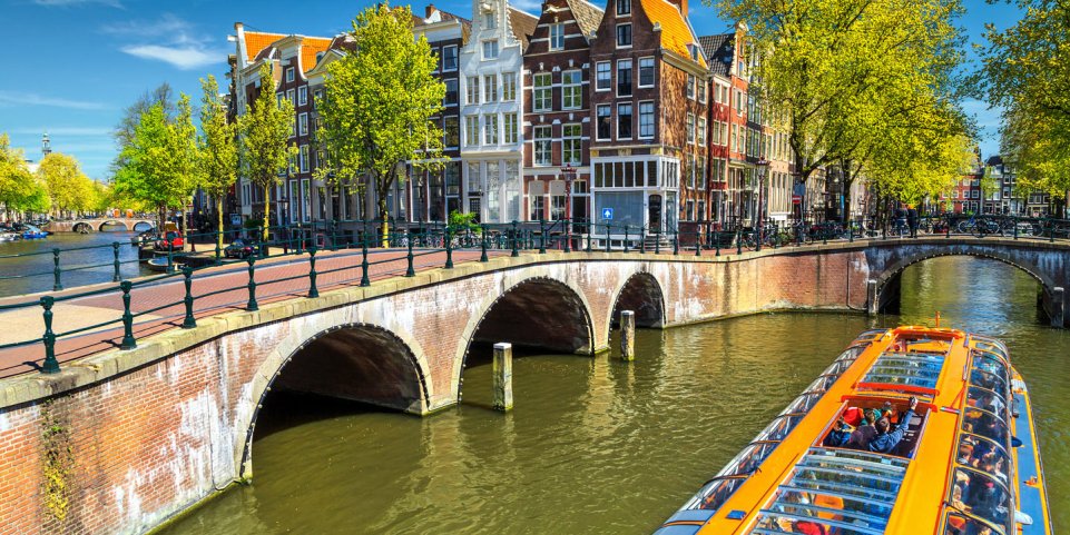 Bateau sur les canaux à Amsterdam