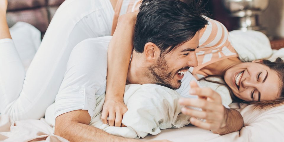 Couple dans une chambre d'hôtel