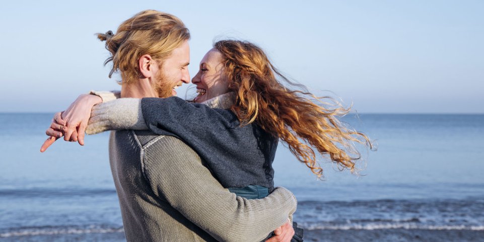 Couple heureux sur la plage 