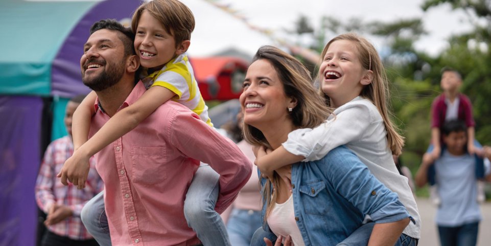 Famille dans un parc d'attraction