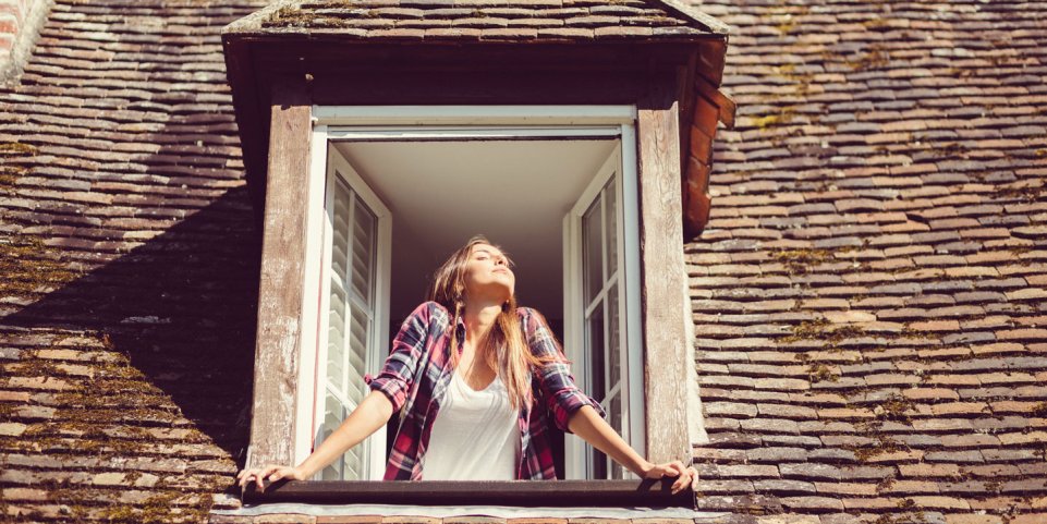 Une femme à la fenêtre d'une maison