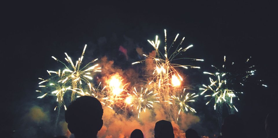 foule admirant le feu d'artifice