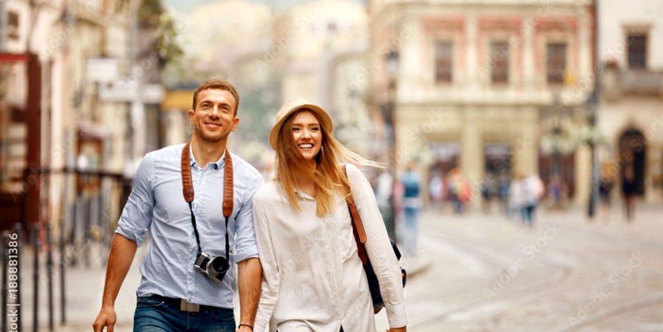 couple de touristes en ville