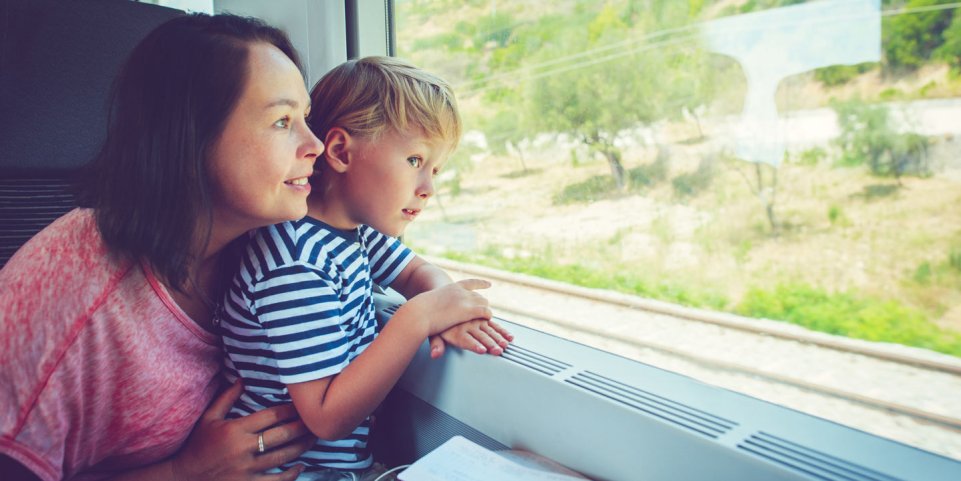 Mère et enfant dans le train