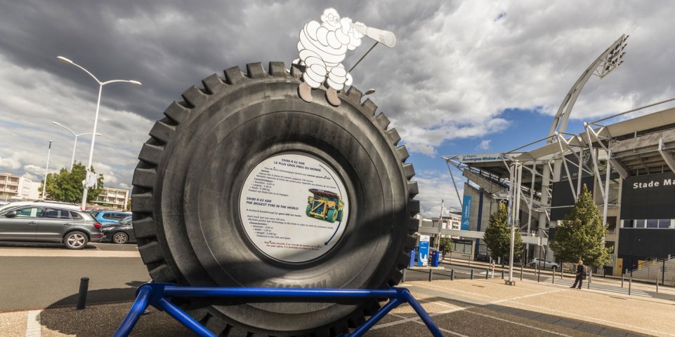 homme michelin au musee l aventure de michelin